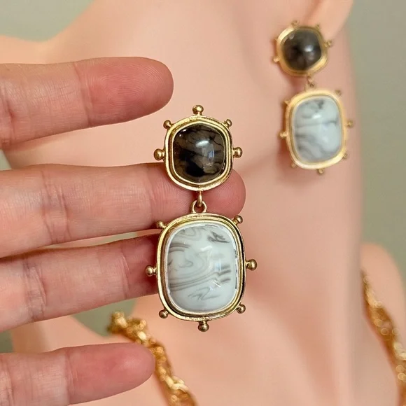 ⚜️ Elegant Gold and Black Earrings - Picture 7 of 8